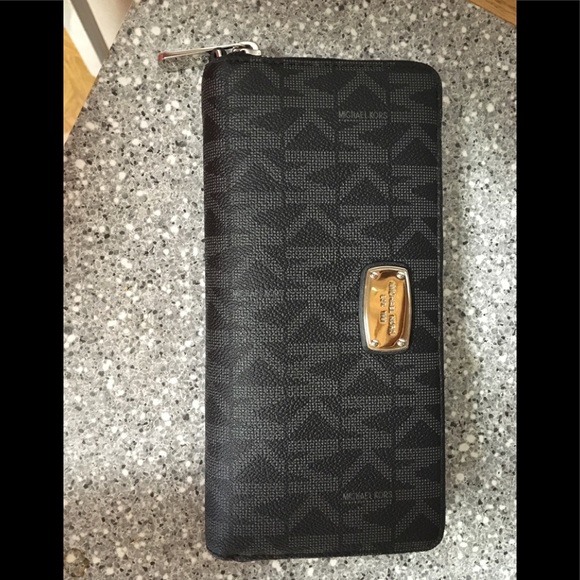 Michael Kors Wallet - Picture 1 of 8